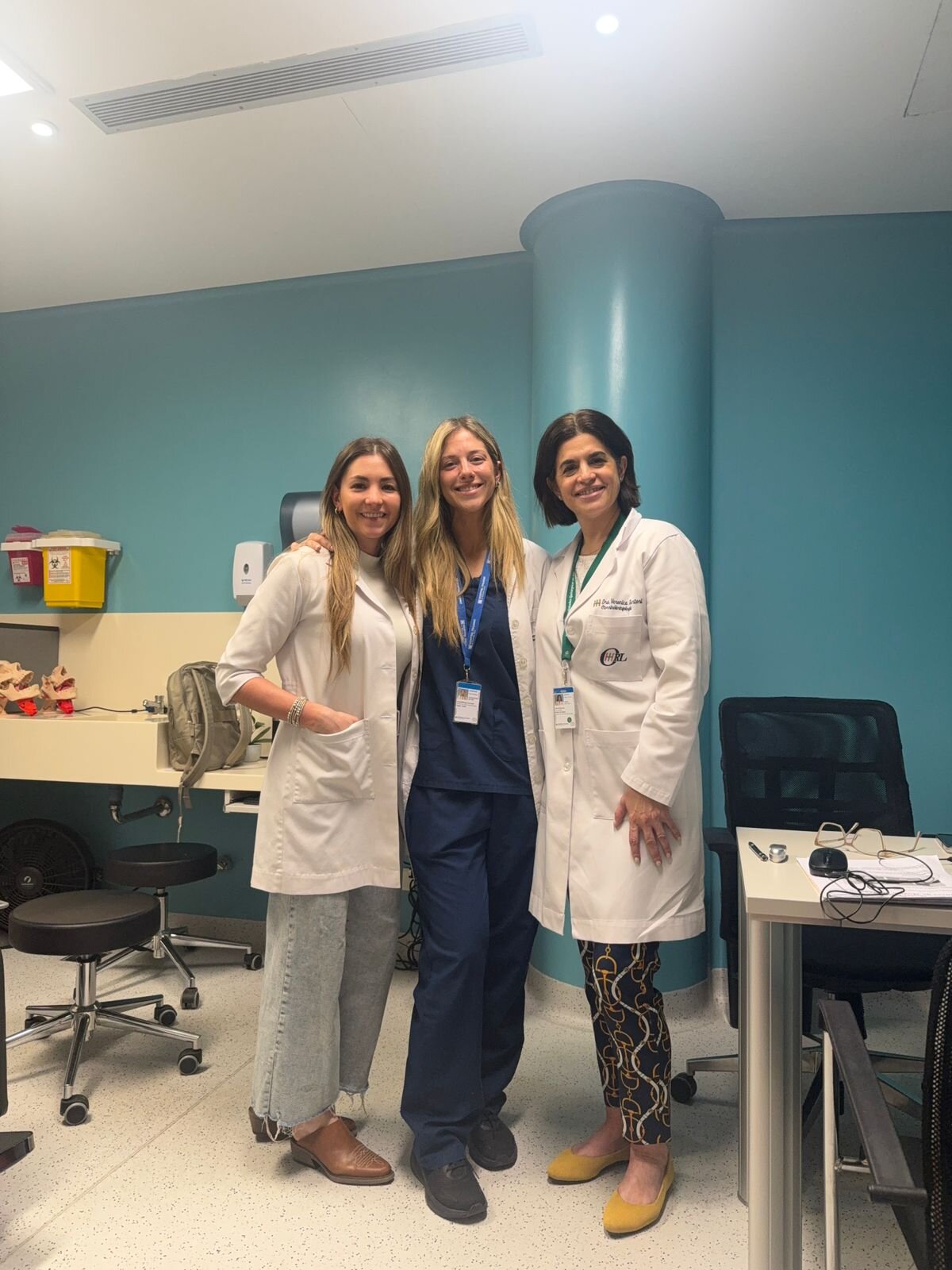 Francisca con colegas en el hospital